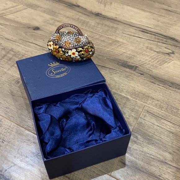 Hand crafted basket - Picture 4 of 9